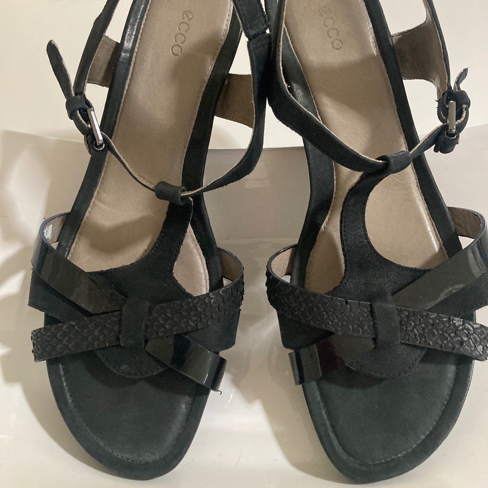 ECCO BLACK WOMEN'S T -STRAP EU 40 SANDALS